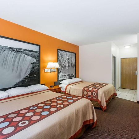 Super 8 By Wyndham Salina Hotel Exterior foto